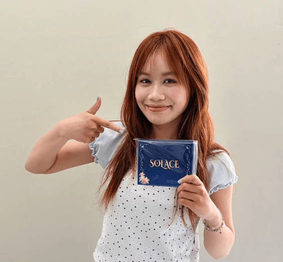 Hồng Ngọc holding the SOLACE card deck